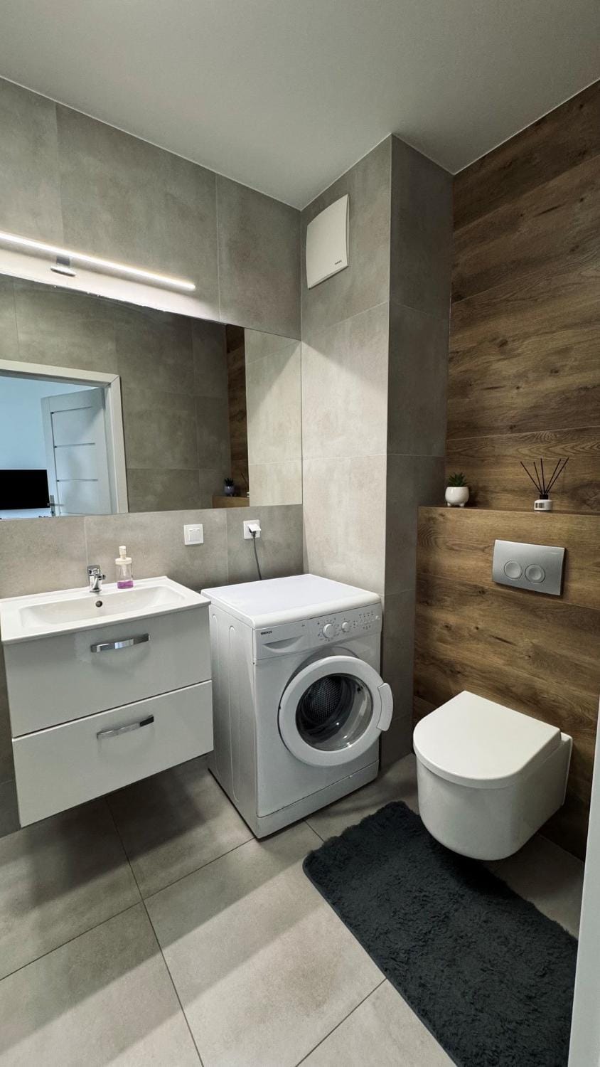 Toilet, Bathroom, towels, washing machine, dryer