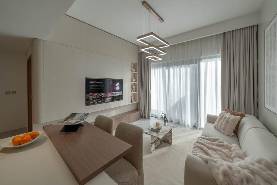 Chic 1BR Getaway Beach-Style Pool Apartment in Dubai