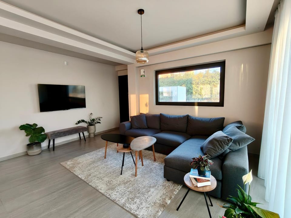 Communal lounge/ TV room, TV and multimedia, Living room, Seating area, Evening entertainment