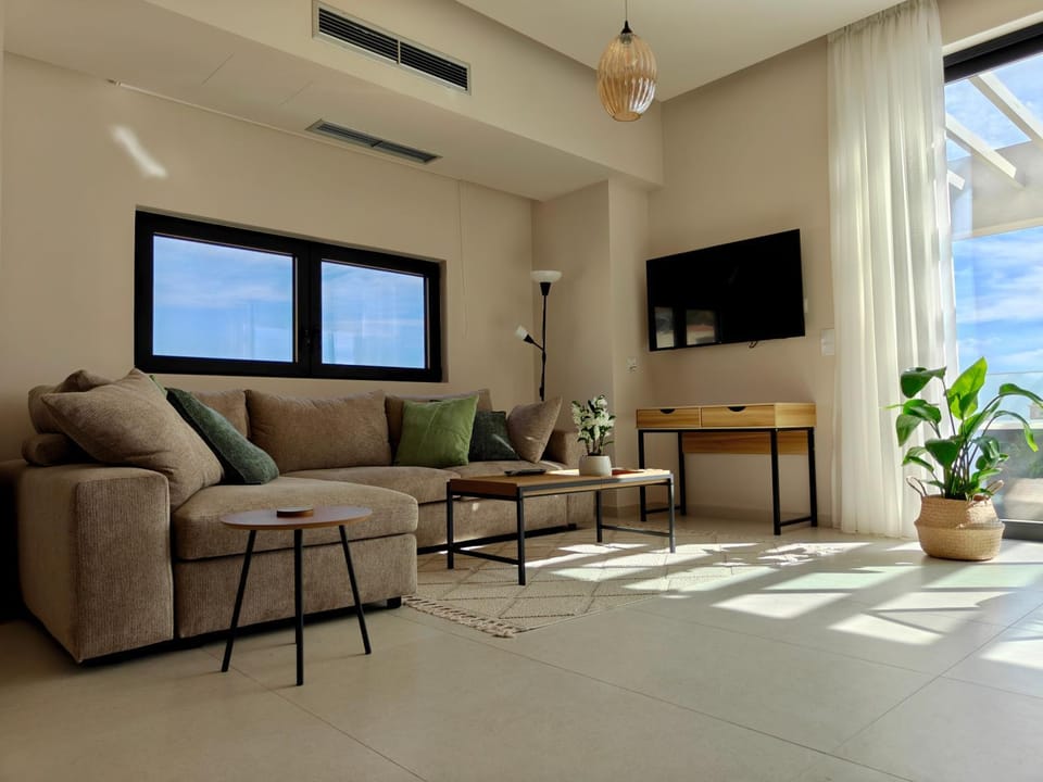 Communal lounge/ TV room, TV and multimedia, View (from property/room), Living room, Seating area, Evening entertainment, air conditioner