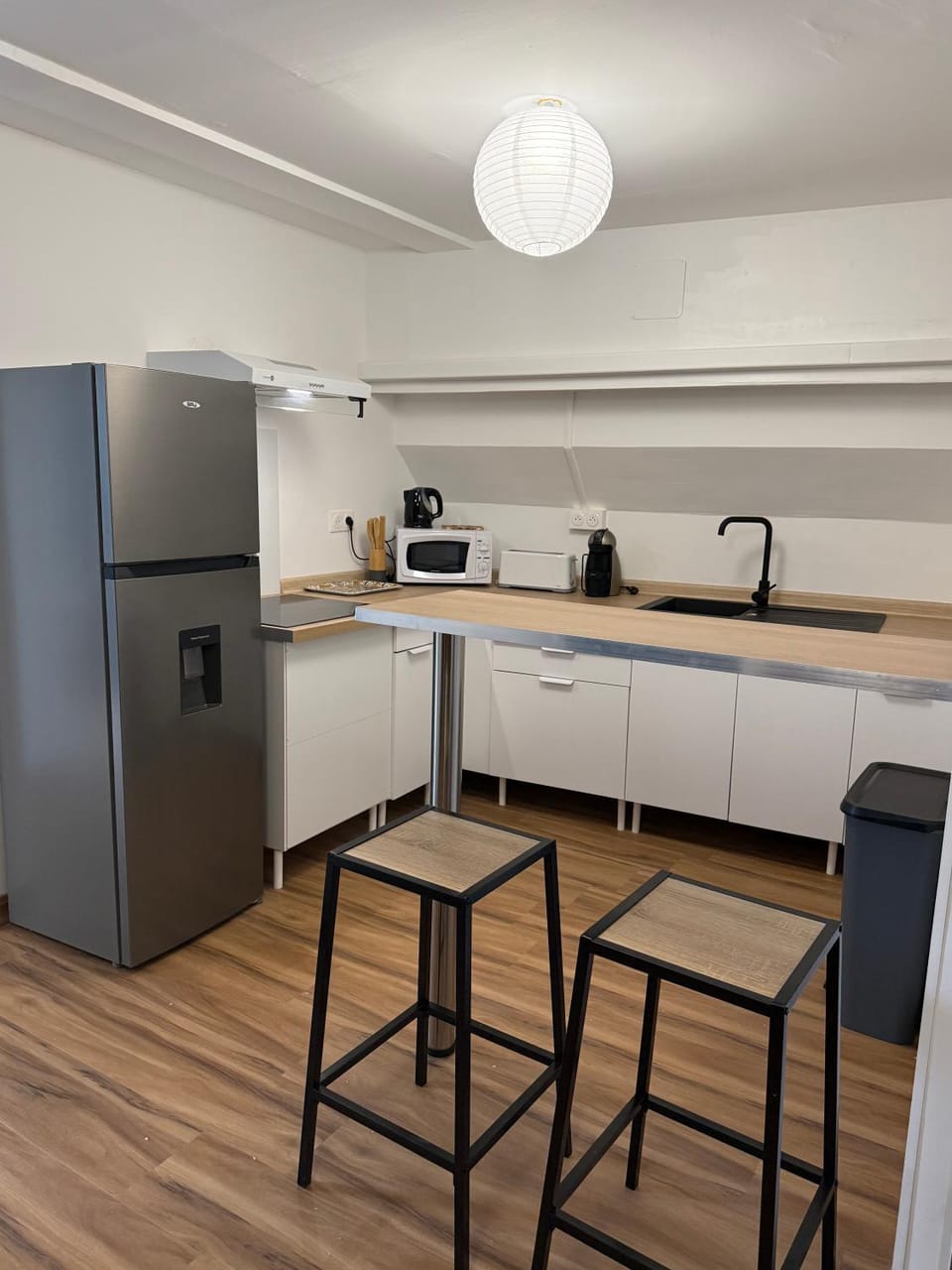 Coffee/tea facilities, Kitchen or kitchenette, Dining area, stove, toaster
