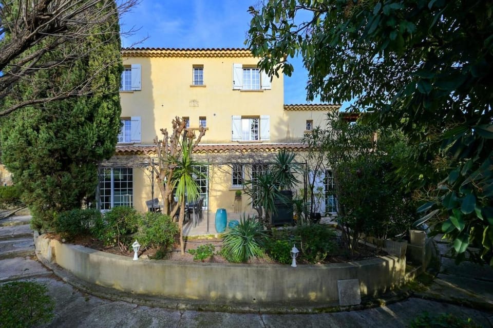 Elegant Villa with Heated Pool in Aix-en-Provence Villa in Aix-en-Provence