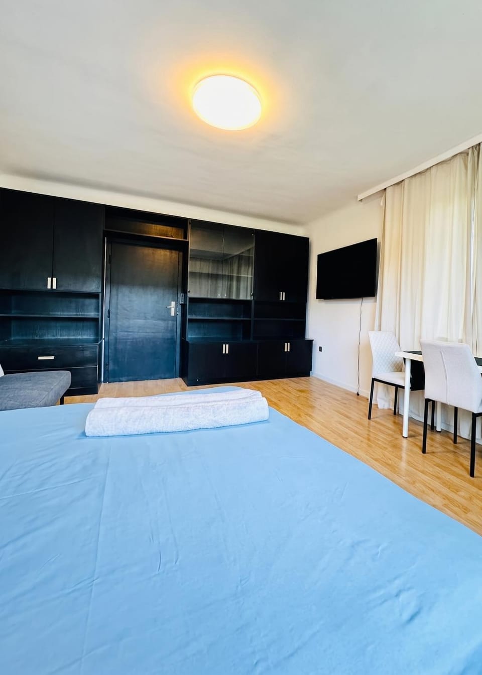 Bed, Seating area, Bedroom