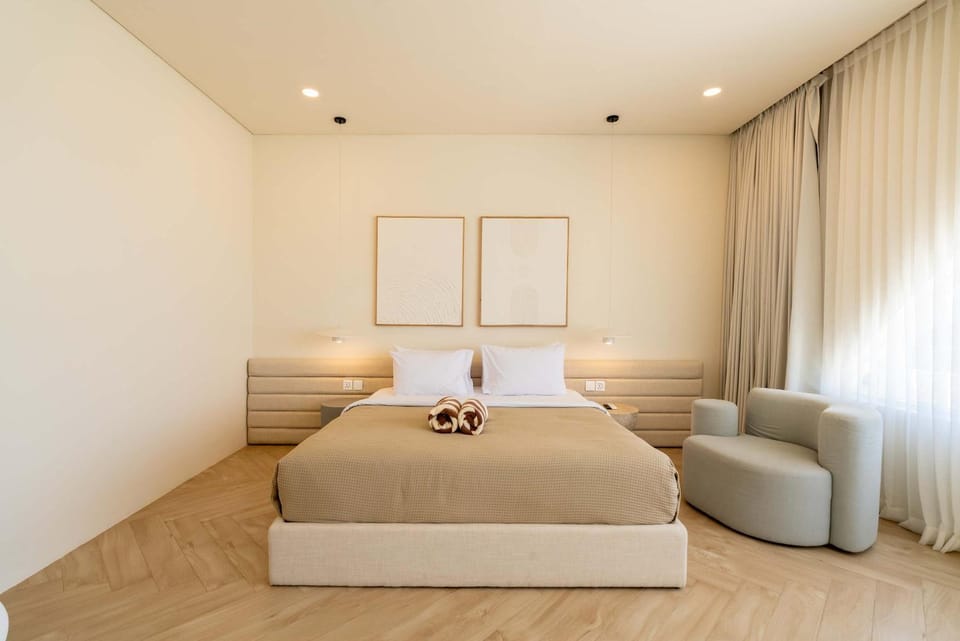 Bed, Living room, Photo of the whole room, Seating area, Bedroom