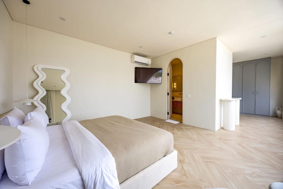 Bed, TV and multimedia, Kitchen or kitchenette, Photo of the whole room, Bedroom, wardrobe