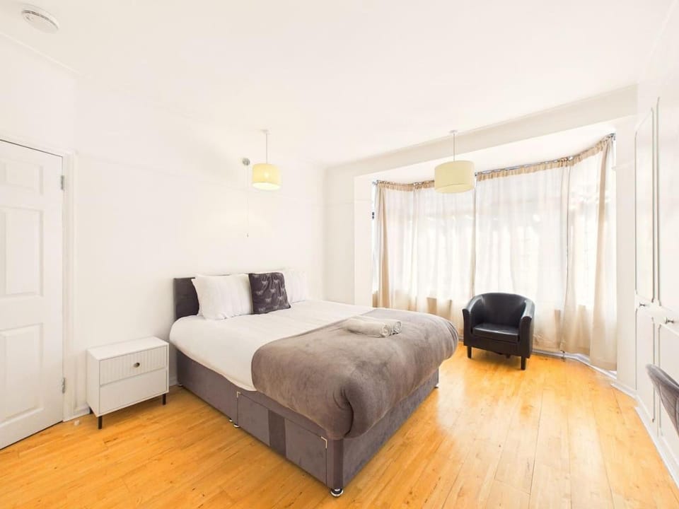 NEW Spacious & Comfortable Enfield Home By Signature Stays with FREE Parking Apartment in Enfield
