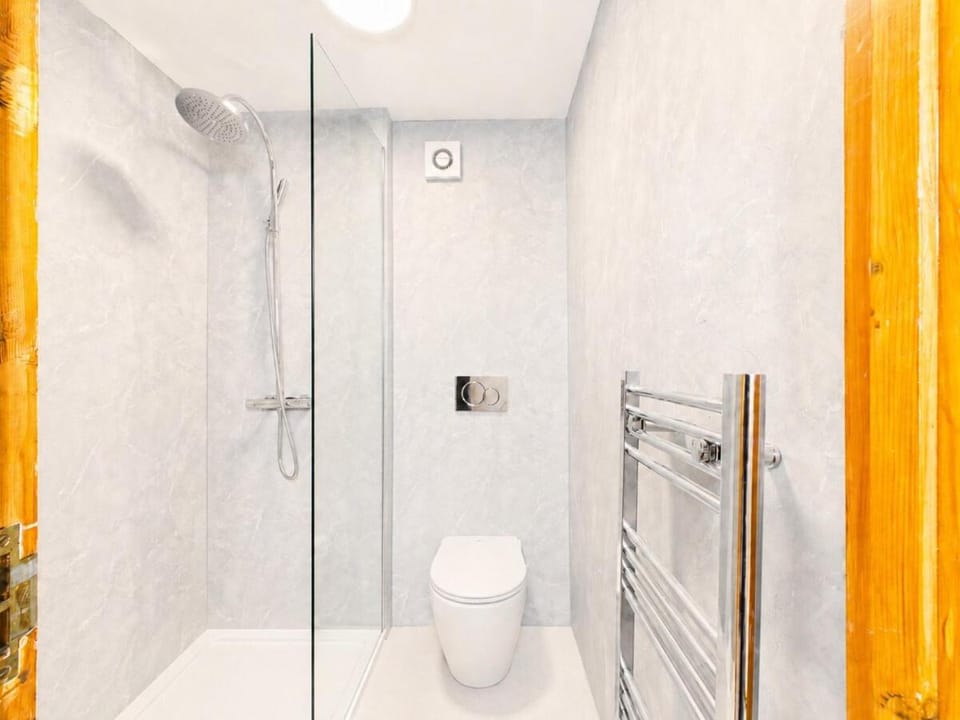 Shower, Toilet