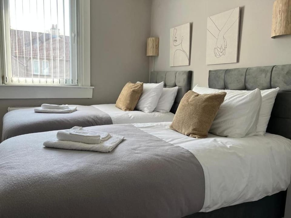 Bed, Bedroom, towels