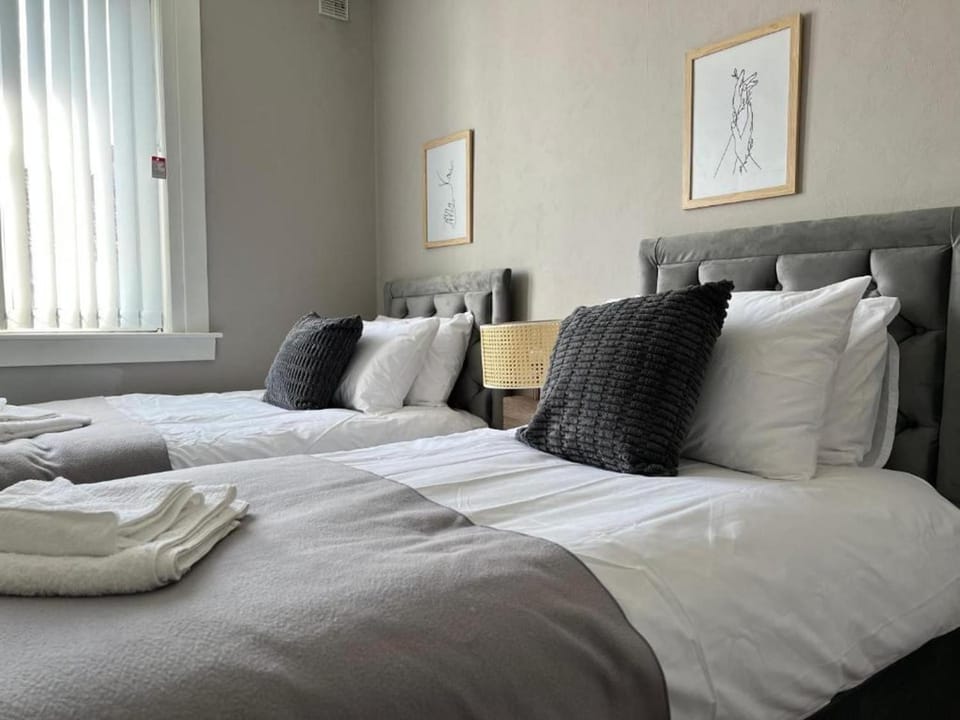 Bed, Bedroom, towels