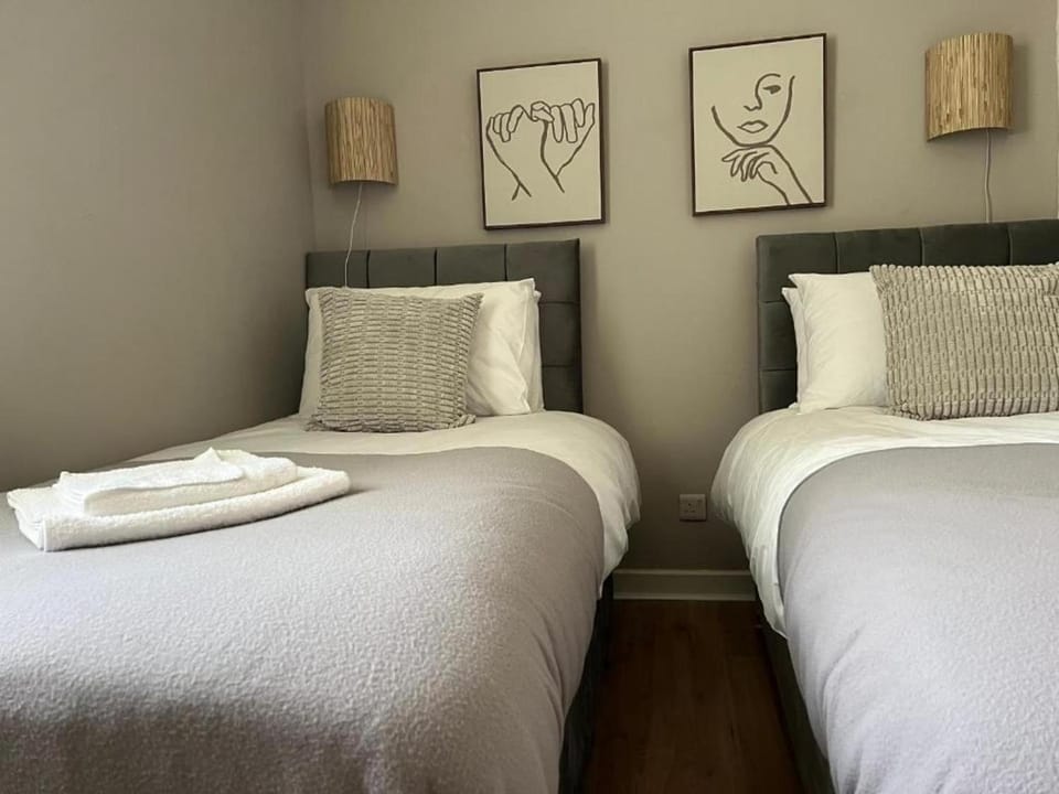 Bed, Bedroom, towels