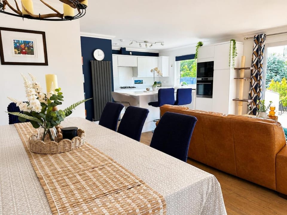 Dining area, kitchen