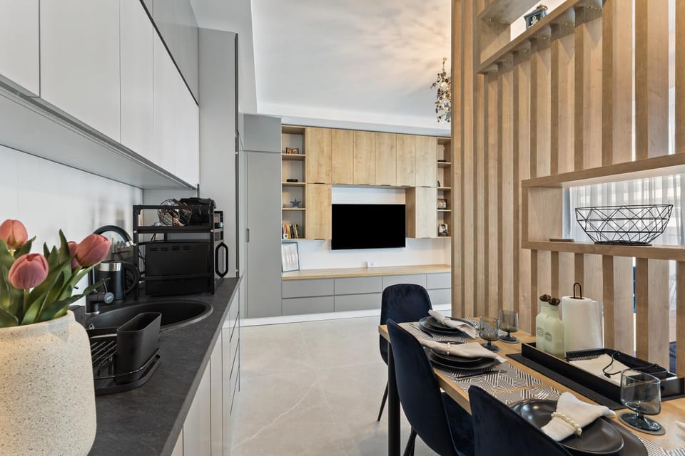 Kitchen or kitchenette, Dining area