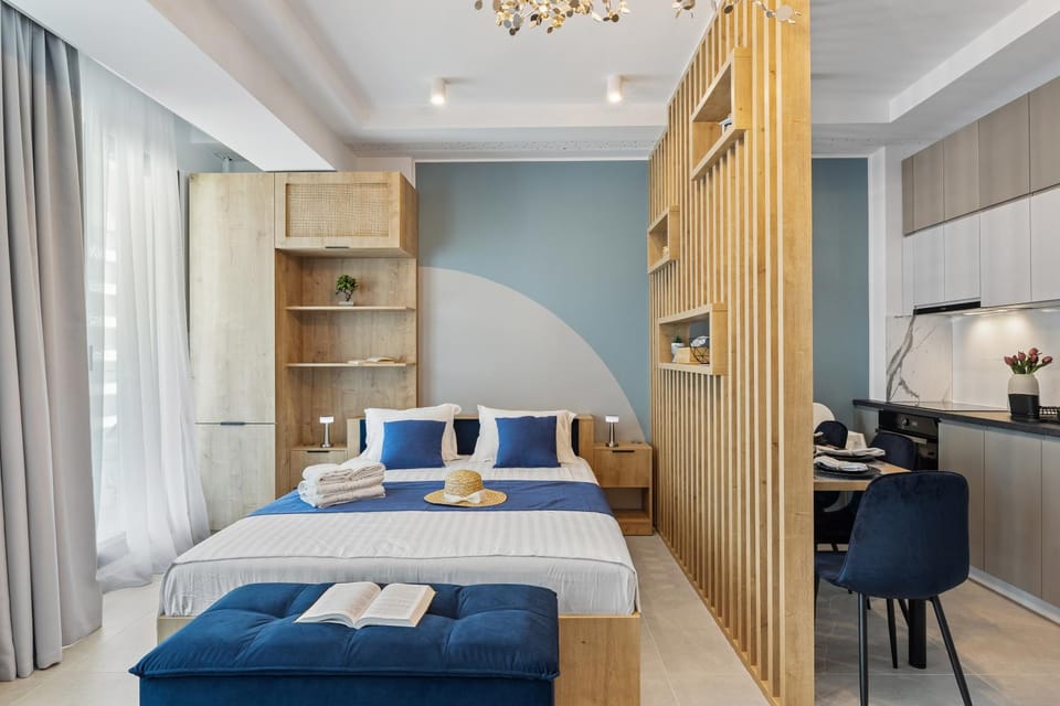 Bed, Dining area, towels