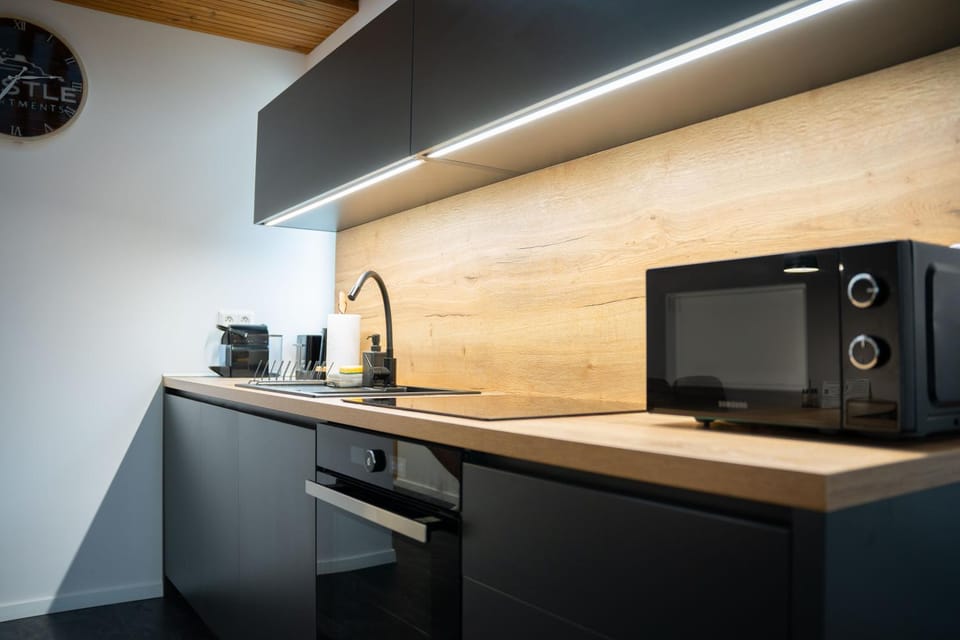 Coffee/tea facilities, Kitchen or kitchenette, oven, stove, toaster