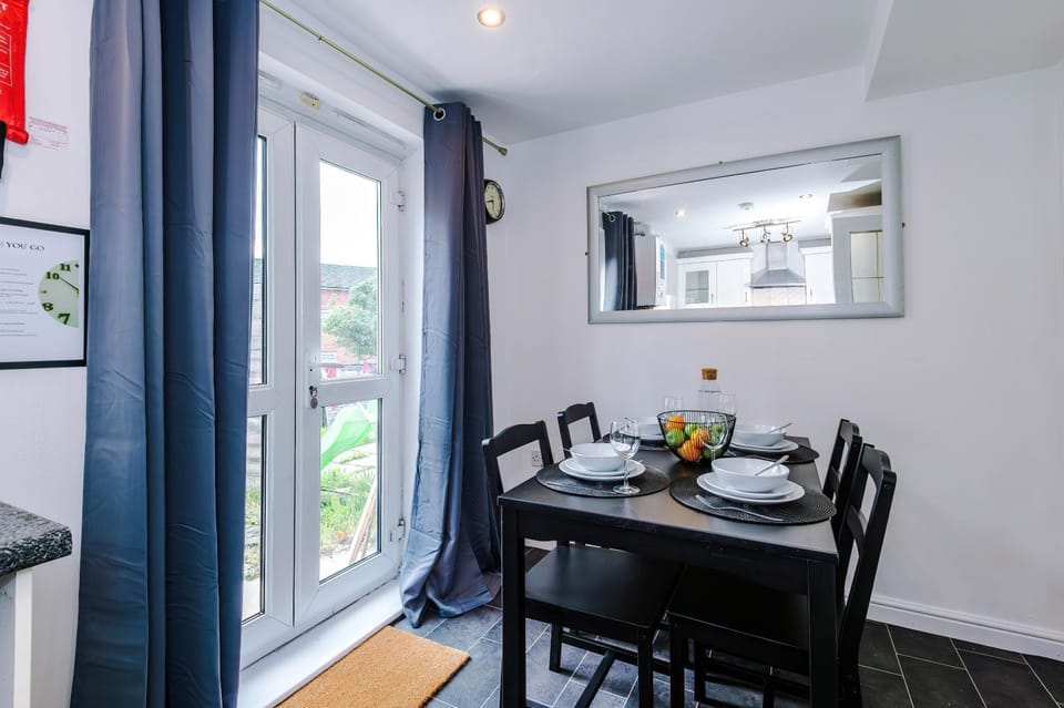 Sleeps 5 Near Manchester Centre Free Parking House in Manchester