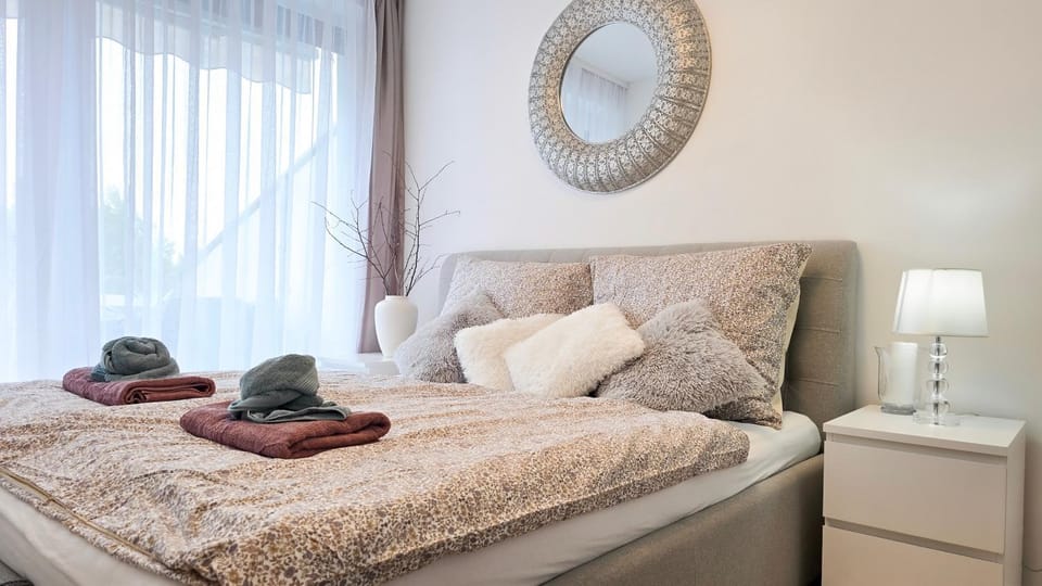 Bed, Bedroom, towels