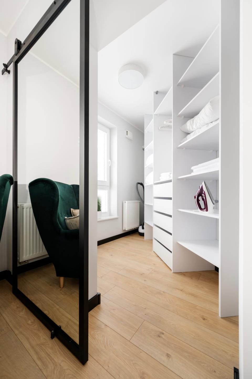 Photo of the whole room, Bedroom, wardrobe