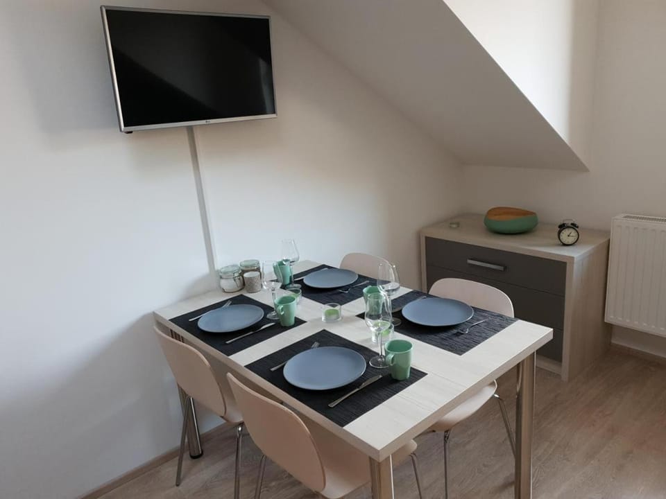 TV and multimedia, Kitchen or kitchenette, Dining area
