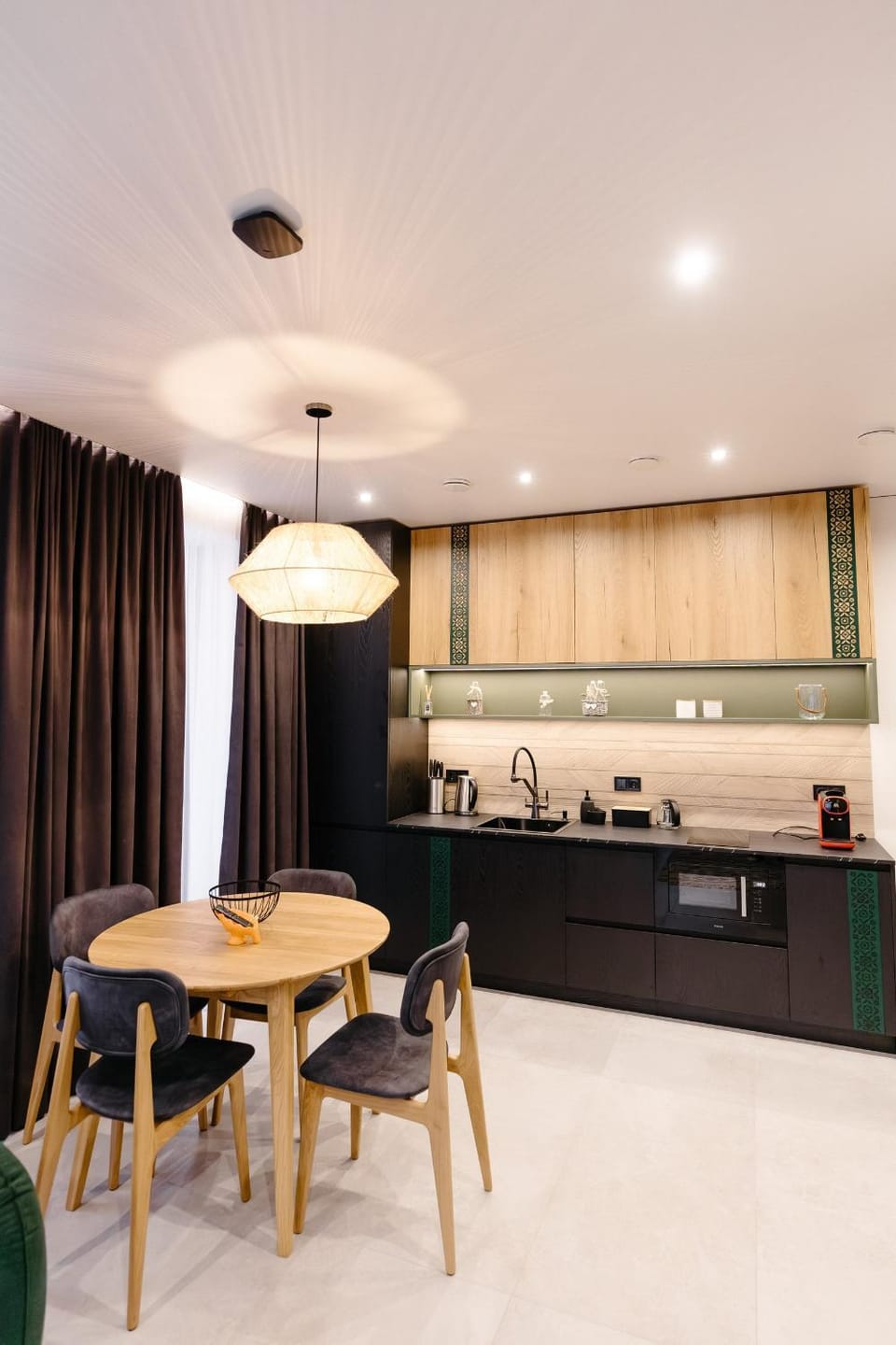 Kitchen or kitchenette, Dining area