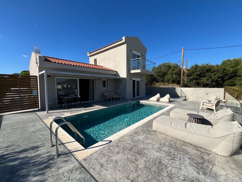 Property building, Swimming pool, sunbed