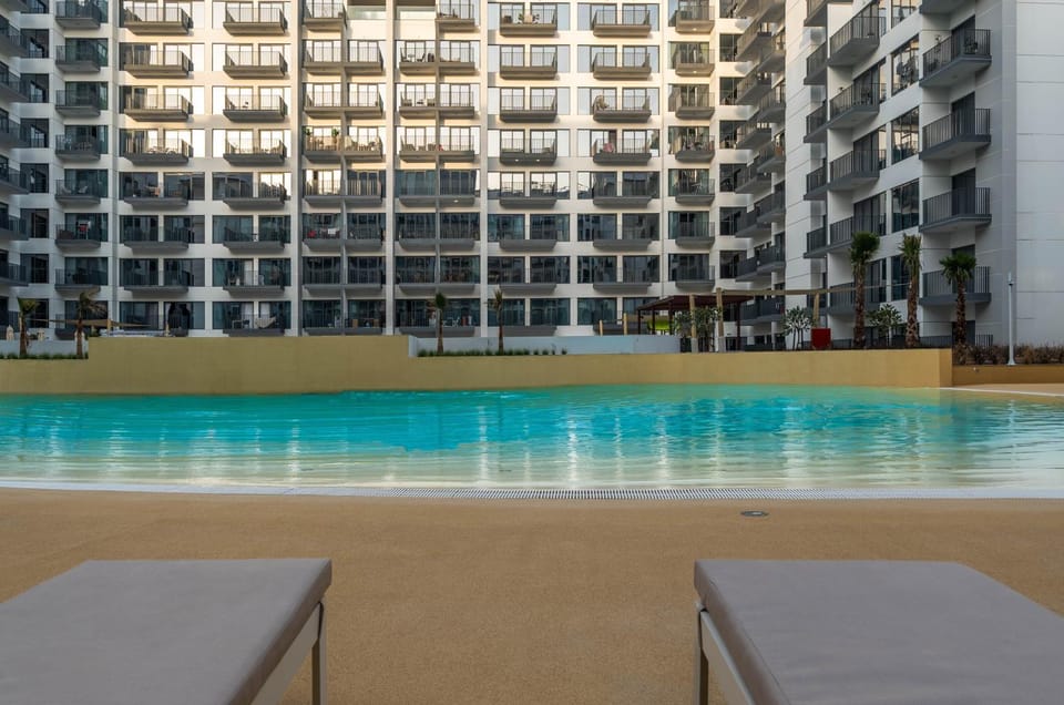 Elegant studio Beach-Style Pool & Gym Apartment in Dubai