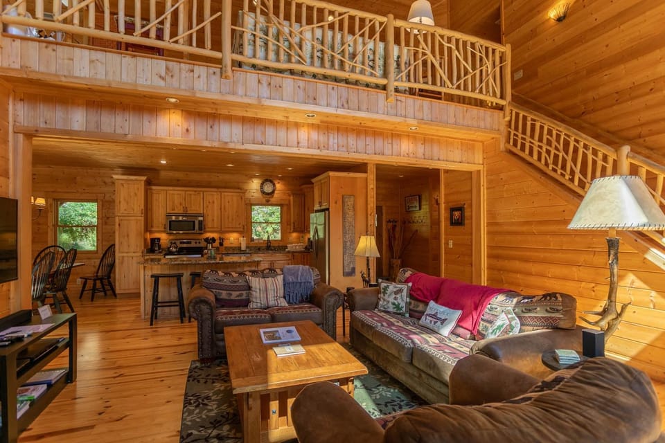 Acorn Lodge with hot tub pool table House in Seven Devils