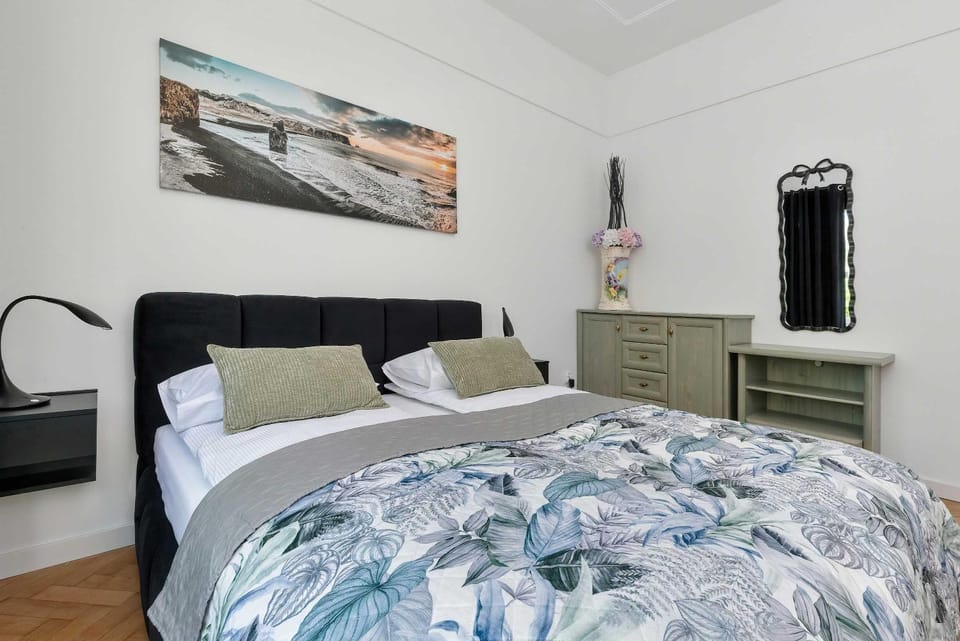 Bed, Photo of the whole room, Decorative detail, Bedroom
