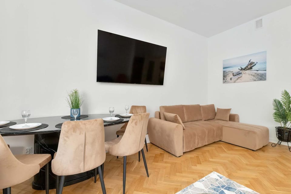 TV and multimedia, Seating area, Dining area