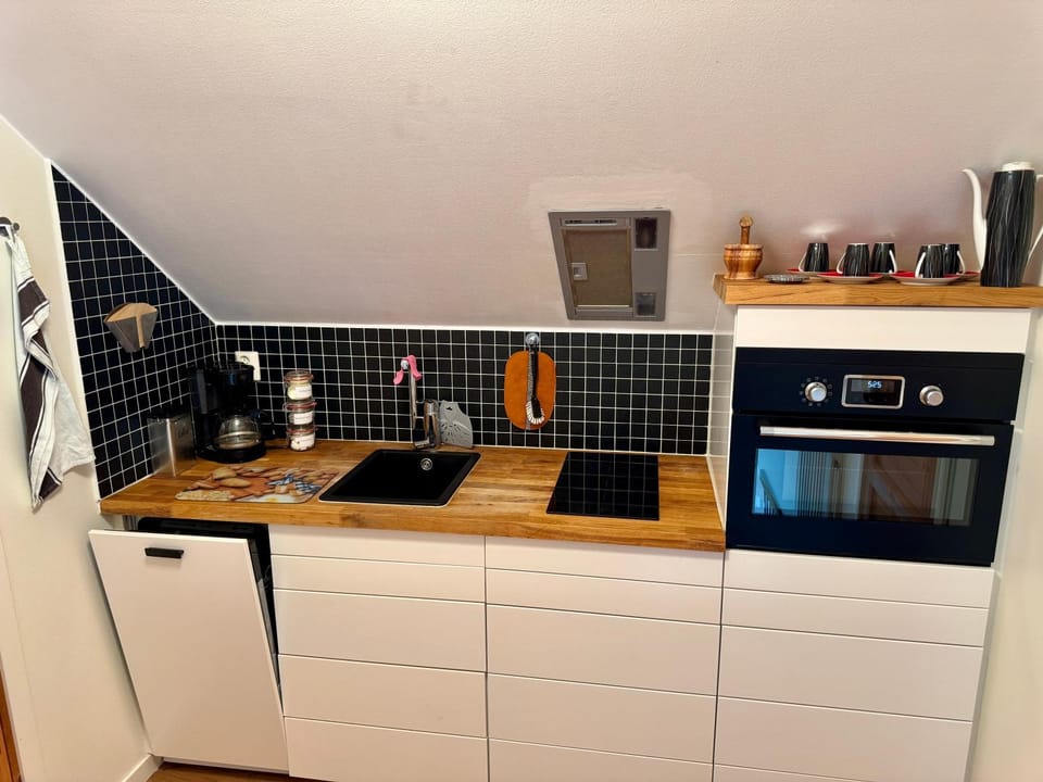 Coffee/tea facilities, Kitchen or kitchenette, dishwasher, stove, toaster