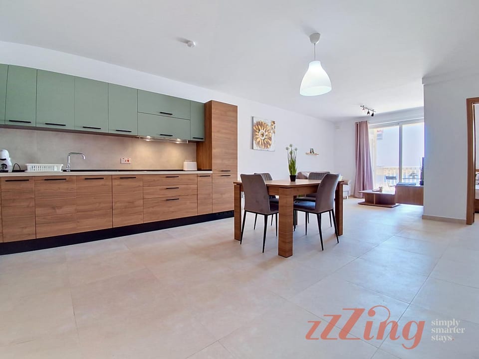 Kitchen or kitchenette, Dining area, stove