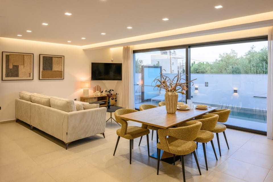 TV and multimedia, Living room, Seating area, Dining area