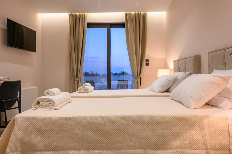 Bed, TV and multimedia, Photo of the whole room, Bedroom, towels