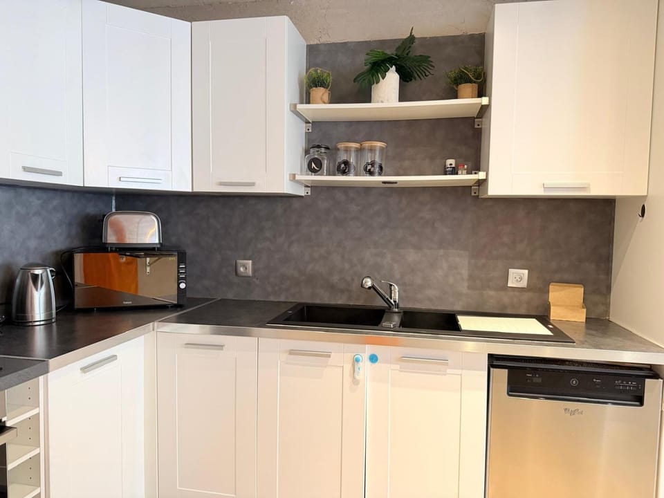 Kitchen or kitchenette