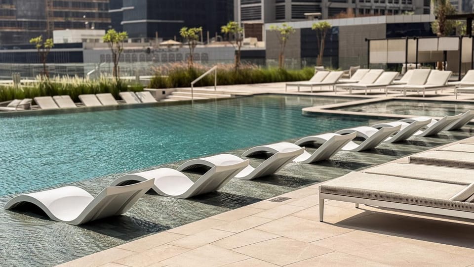 High-Floor Luxe 1BR Peninsula Panoramic Living Apartment in Dubai
