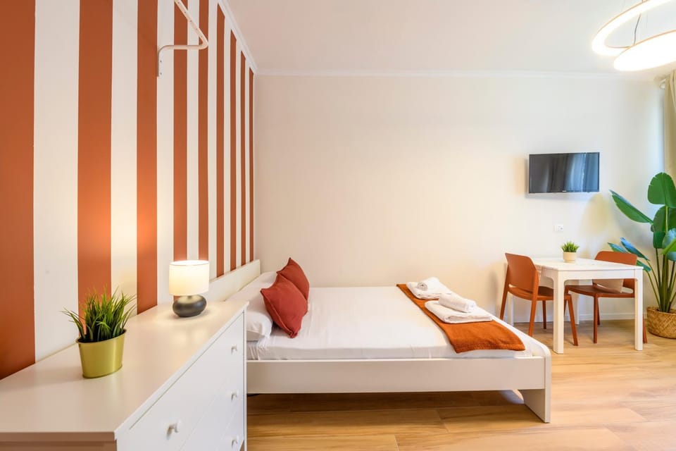 Bed, TV and multimedia, Living room, Photo of the whole room, Bedroom