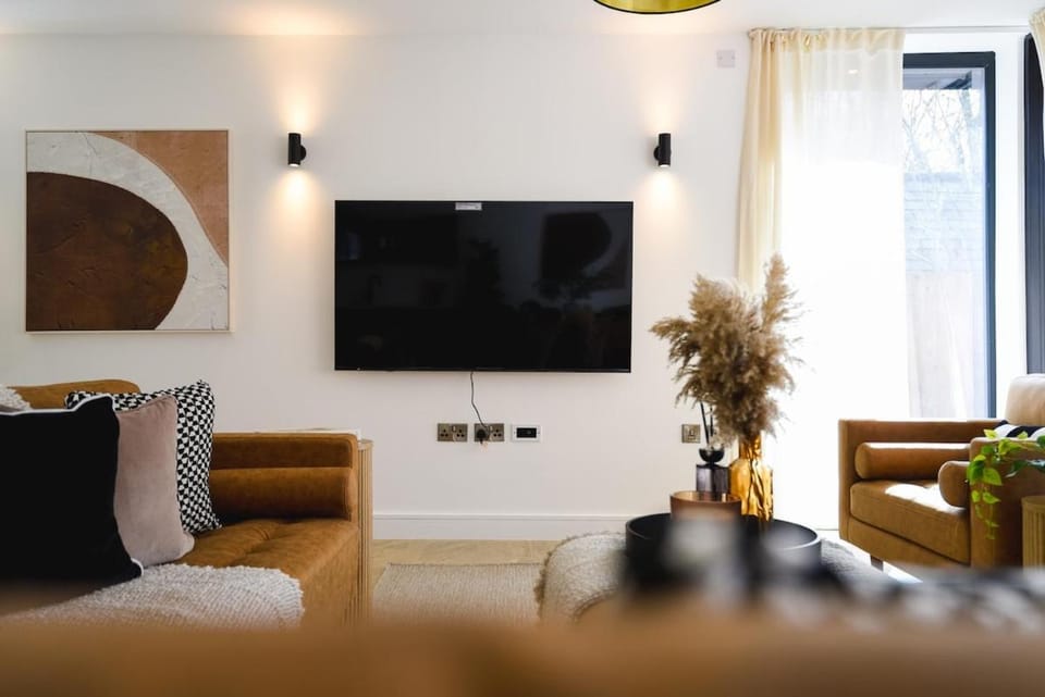 Spacious Luxury Home 7 Beds, Games & Parking House in Leicester