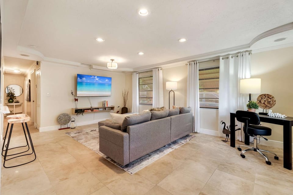 Casa Coral- Cozy Stay with Yard near Miami Stadium House in Miami Gardens