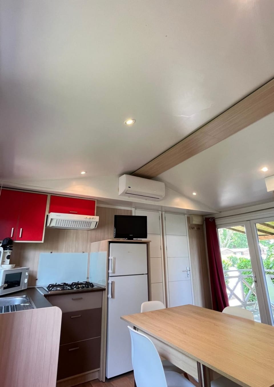Kitchen or kitchenette, Dining area