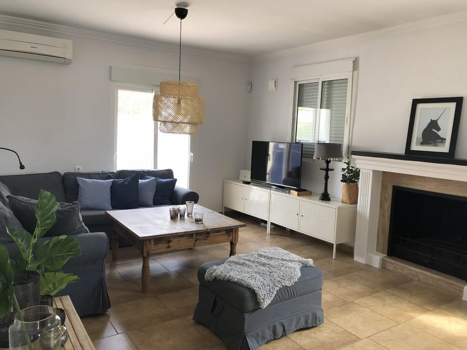 TV and multimedia, Living room, Seating area, air conditioner