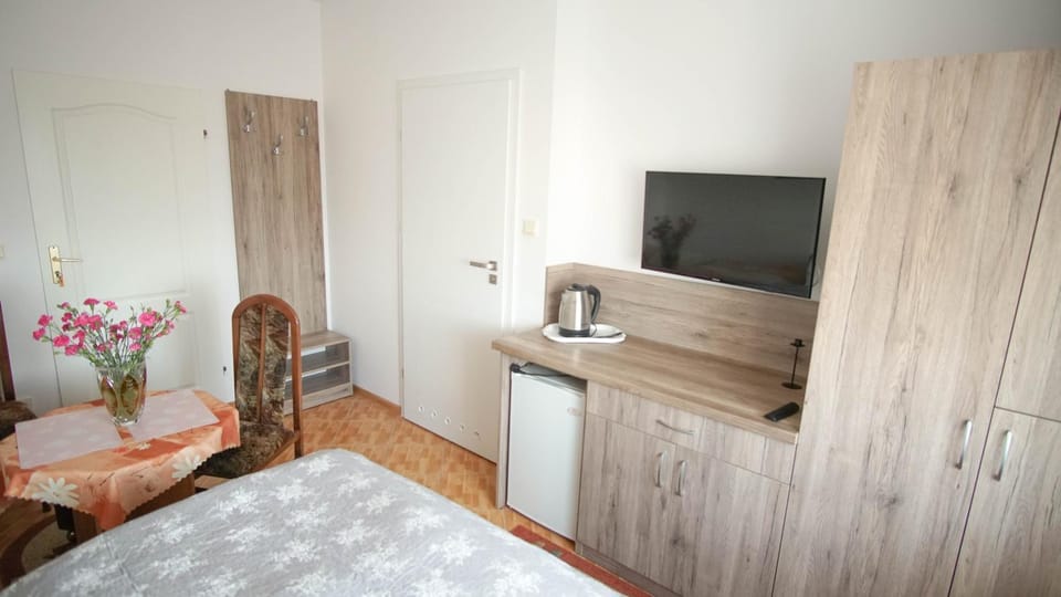 Photo of the whole room, City view