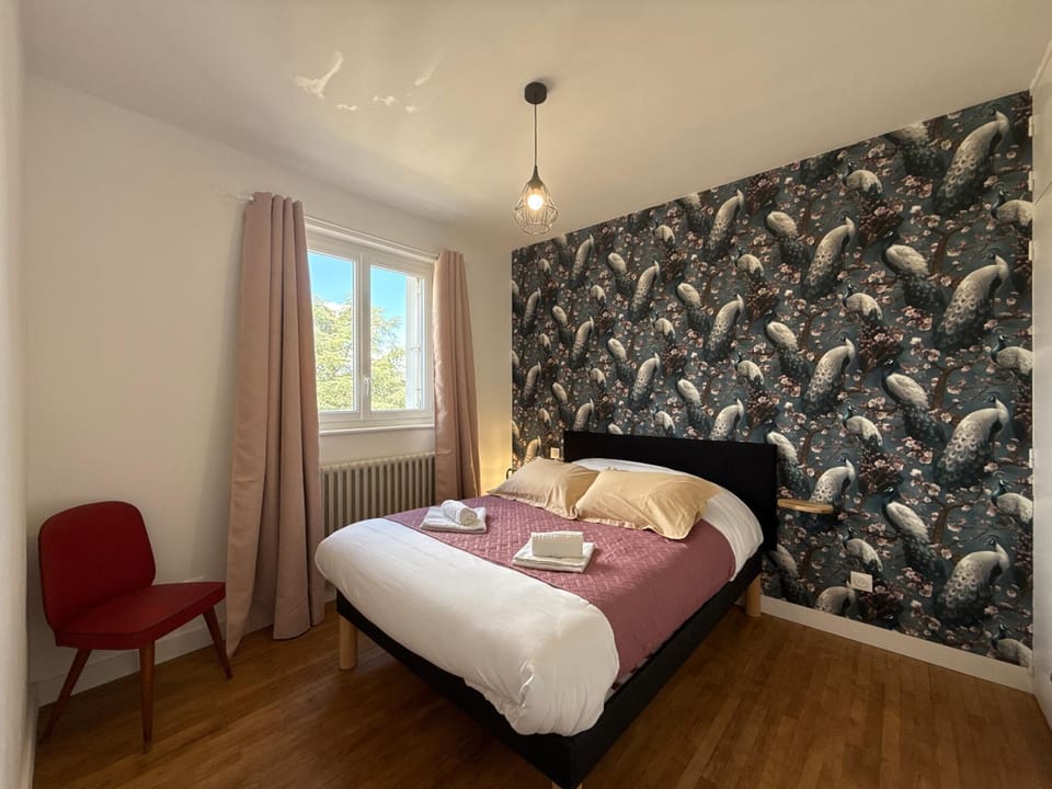 Photo of the whole room, Bedroom