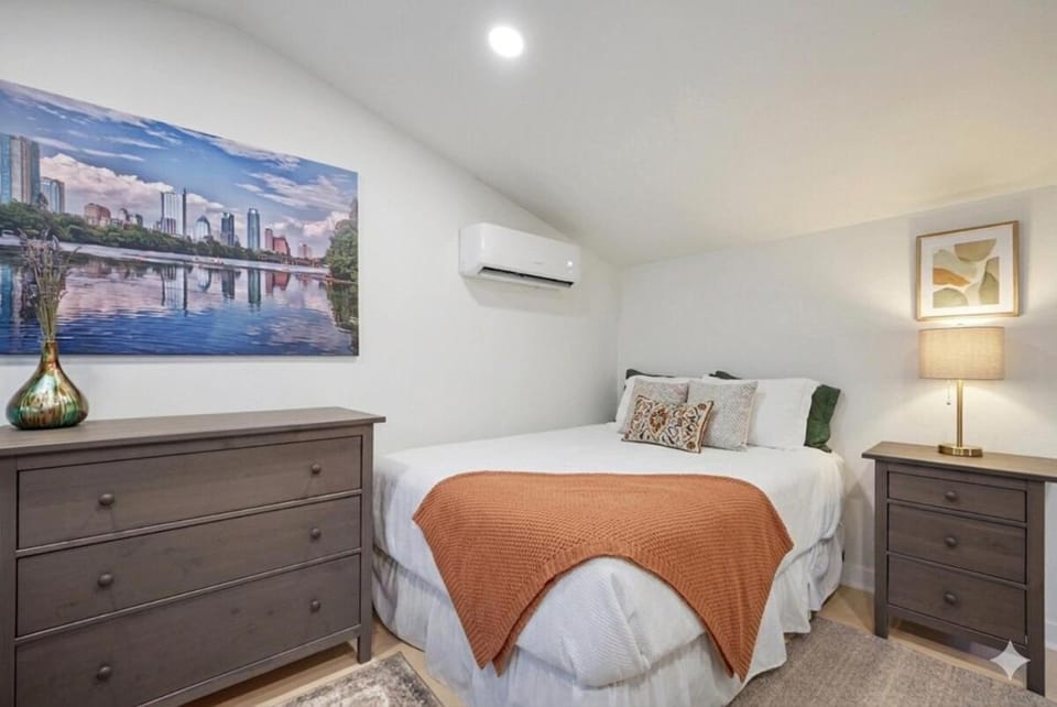Bed, Photo of the whole room, Bedroom, air conditioner