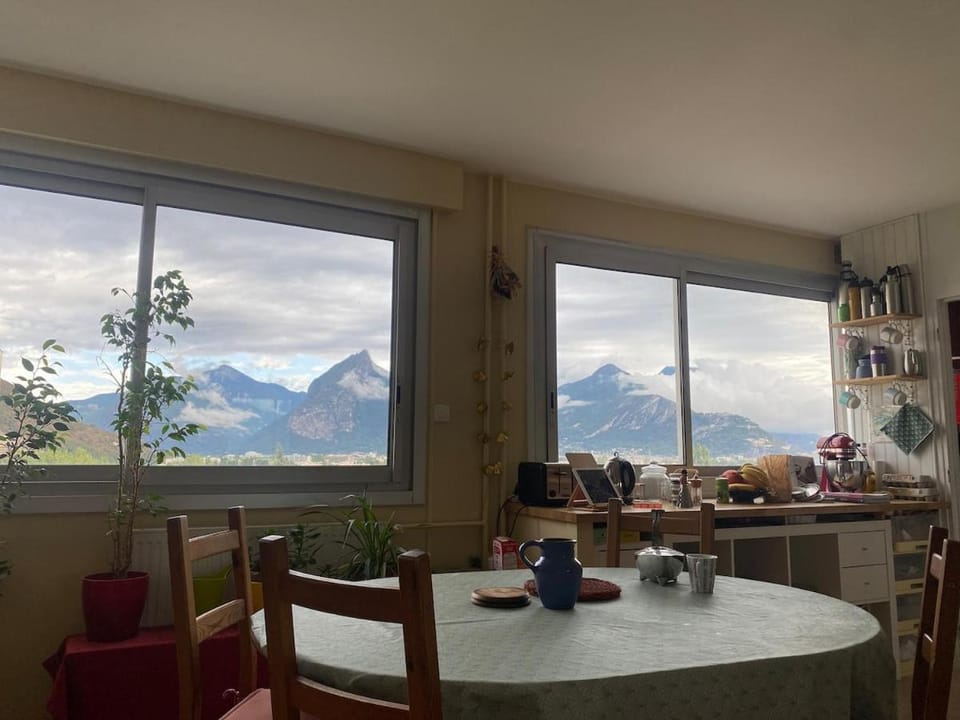 Seating area, Dining area, Mountain view