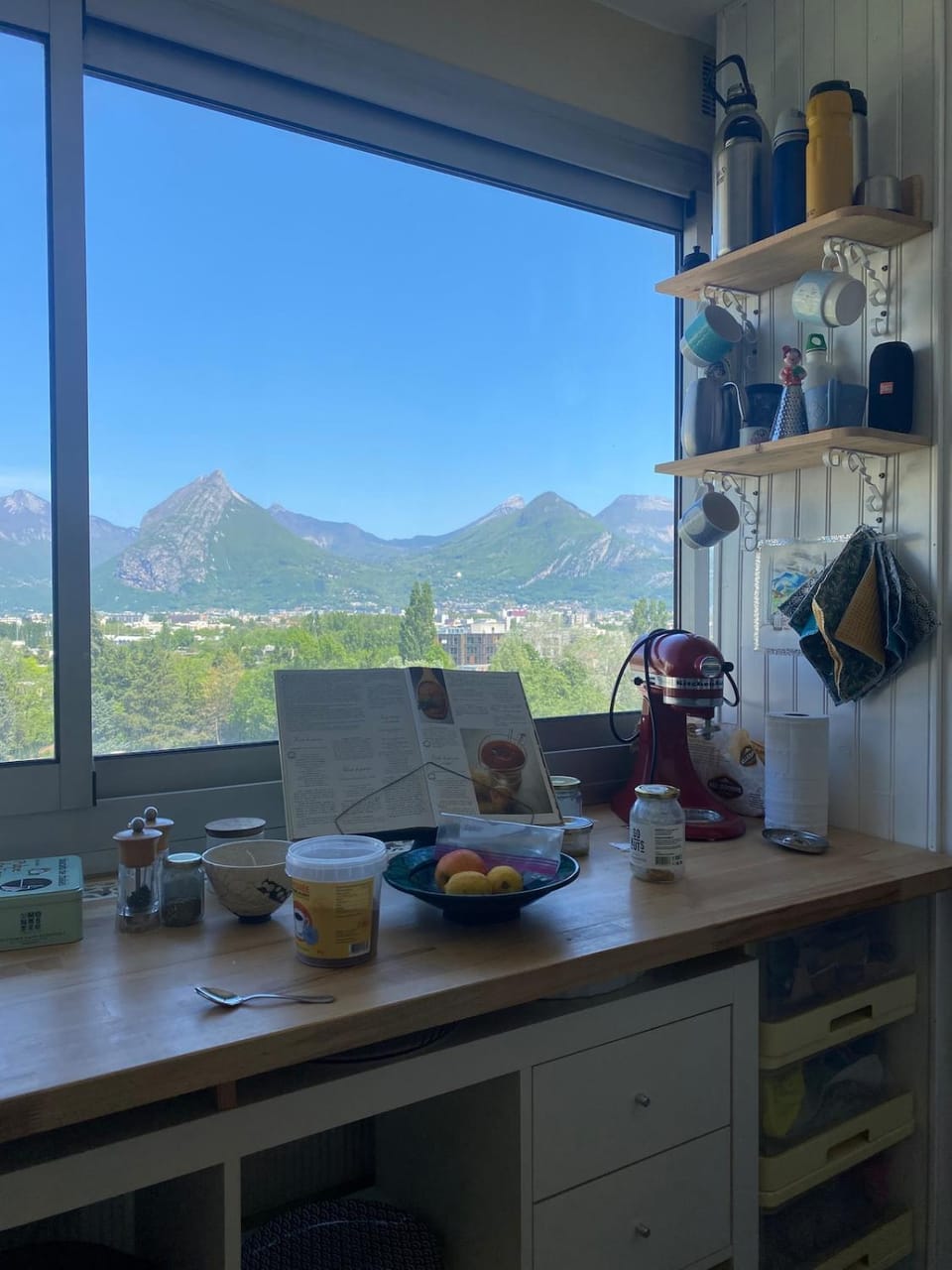 Coffee/tea facilities, Kitchen or kitchenette, Dining area, Mountain view