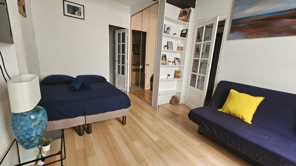 Bed, Library, Living room, towels