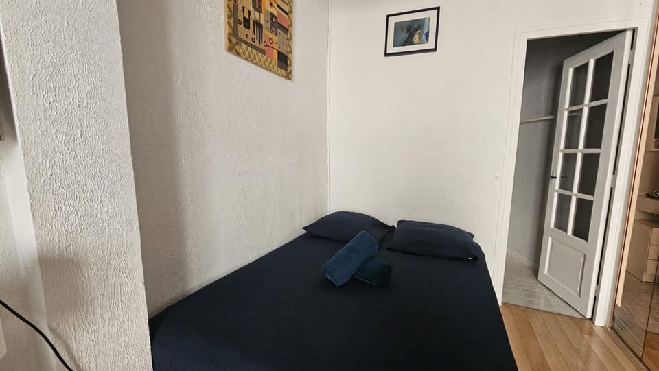 Bed, Living room, towels