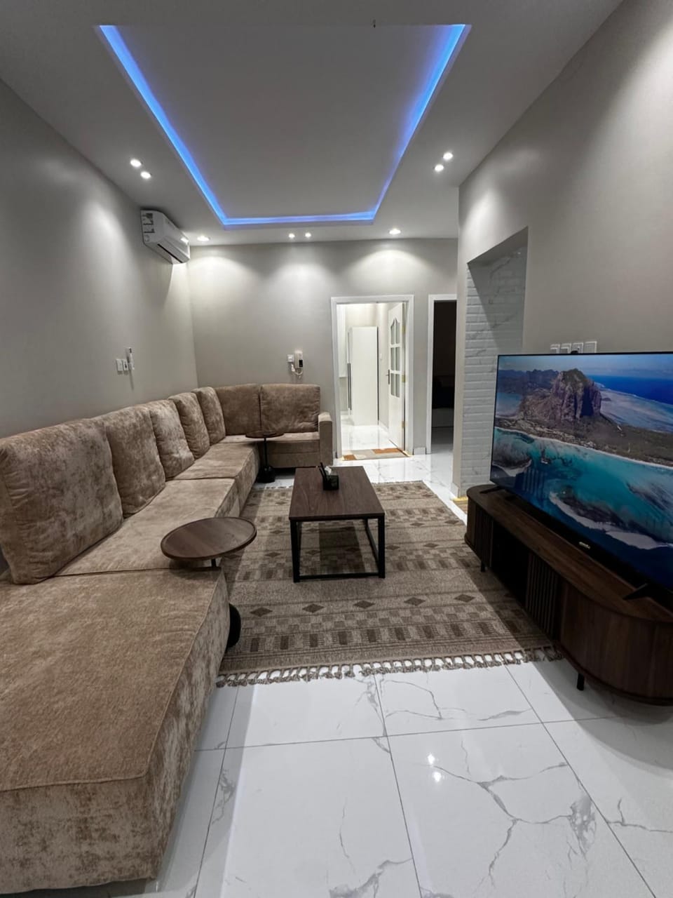 شقة فاخرة بغرفتي نوم ومجلس وصالة مع حوش خاص كبير Apartment in Saudi Arabia