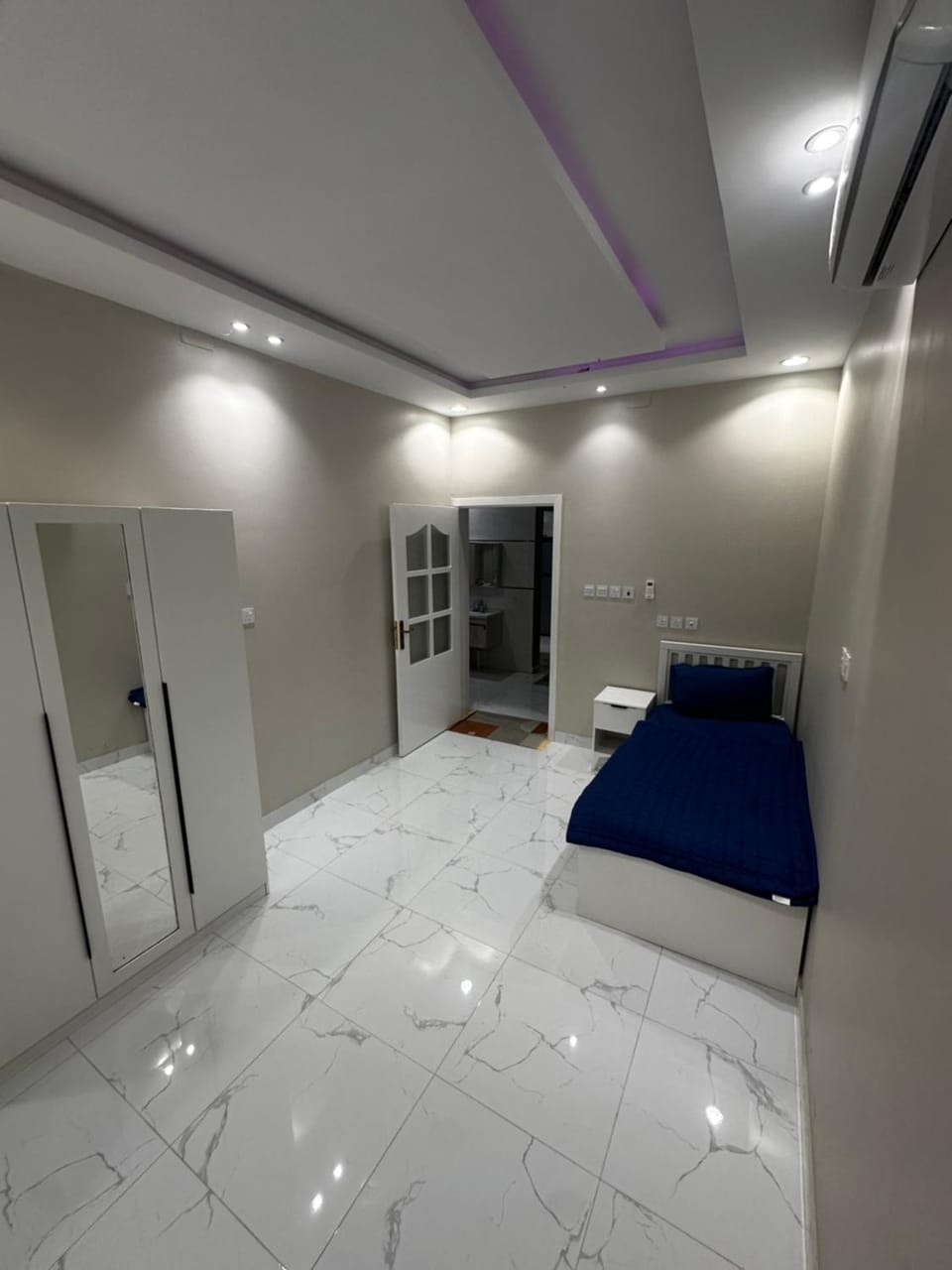 شقة فاخرة بغرفتي نوم ومجلس وصالة مع حوش خاص كبير Apartment in Saudi Arabia