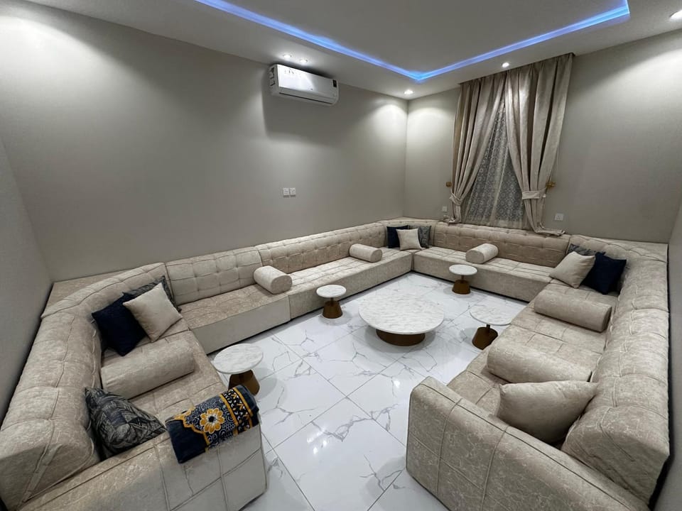 شقة فاخرة بغرفتي نوم ومجلس وصالة مع حوش خاص كبير Apartment in Saudi Arabia