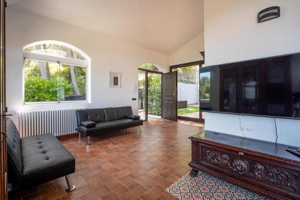 TV and multimedia, Living room, Seating area, Evening entertainment